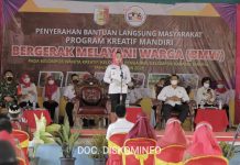 Bupati Tulang Bawang Dr. Hj. Winarti, SE., MH Menyerahkan Bantuan Langsung Masyarakat Program Kreatif Mandiri