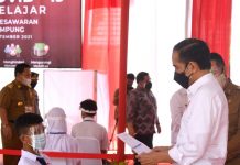 Tinjau Vaksinasi Pelajar di Lampung, Presiden: Secepatnya Pelajar Bisa Segera Ikut PTM
