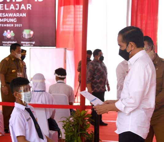 Tinjau Vaksinasi Pelajar di Lampung, Presiden: Secepatnya Pelajar Bisa Segera Ikut PTM