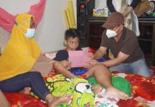 Walikota Metro Wahdi dan Istri Kunjungi Penderita Kanker Tulang