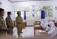 Wakil Bupati Way Kanan Meninjau Sekolah Yang Melaksanakan PTM Serentak
