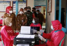 Bupati Tulangbawang, Menyerahan Bantuan Secara Langsung ke Masyarakat Program Kreatif Mandiri