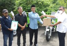 Ir. Hanan A. Rozak, MS Menyerahkan Bantuan Lima Unit Bentor