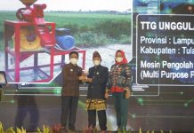 Bupati Tulang Bawang, Dr. Hj. Winarti, S.E.,M.H Menerima Penghargaan Pemenang Lomba Gelar Teknologi Tepat Guna
