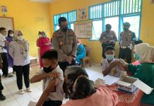 Kapolres Kunjungi Pelaksanaan Vaksinasi Covid-19 Untuk Siswa SMPN 4 di Baradatu