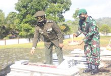 Memperingati HUT TNI Ke-76, Anggota Kodim 0422/LB Melaksanakan Tabur Bunga.