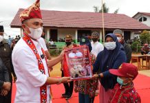 Bupati Lampung Barat, Hi. Parosil Mabsus Serahkan Seragam Gratis Peserta Didik Baru