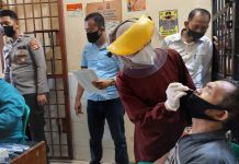 Polres Tanggamus Bersama Nakes Dinkes Test Swab Tahanan