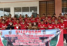 Bupati Tulangbawang Dr, Hj, Winarti, SE, MH, Melepas Kontingen Sepak Bola