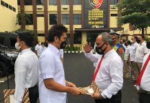 Direktur Narkoba Polda Lampung Berikan Reward ke Anggota Berprestasi Satnarkoba Polres Mesuji