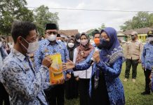 Wagub Chusnunia Tinjau Operasi Pasar Minyak Goreng, di Pasar Sidowaras, Bumi Ratu Nuban, Kabupaten Lampung Tengah