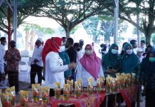 Bupati Winarti Lakukan Operasi Pasar Minyak Goreng