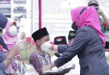 Bupati Winarti Berikan Bantuan Untuk Tempat Ibadah dan Bantuan Sembako di Kecamatan Penawar tama