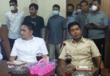 Dua calon Wabup. Resmi Menyerahkan Berkas Ke Sekretariat DPRD Lampura
