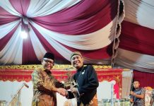 Pejabat Bupati Mesuji Sulpakar Menghadiri Pergelaran Wayang Kulit Di Desa Mekar Sari