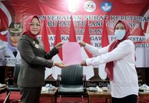 Bupati Winarti Serahkan 169 SK P3K Tenaga Pendidikan di Ruang Rapat Utama Sekretariat Daerah Kabupaten Tulang bawang