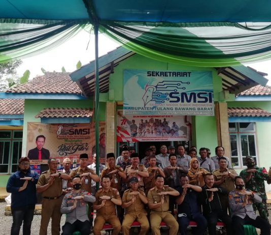 Piagam Penghargaan dari SMSI Tubaba Kepada Camat, Kepalo dan Tokoh Masyarakat