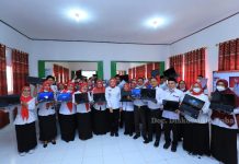 154 Laptop Dibagikan Bupati Winarti Kepada Dewan Guru