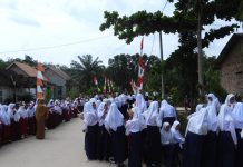 Ratusan Siswa-Siswi Atusias Sambut Kedatangan Pj Bupati Sulpakar