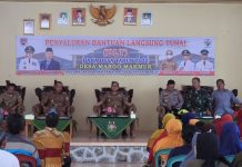 Pejabat Bupati Mesuji Sulpakar Bagikan Secara Simbolis Bantuan Langsung Tunai