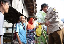 Wujudkan Kepedulian Sosial Pemerintah, Gubernur Arinal Serahkan Bantuan Sembako kepada Keluarga Nelayan di Kabupaten Tulang Bawang