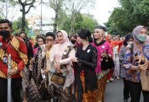 Perayaan Hari Batik Nasional 2022, Ibu Riana Sari Arinal Ikuti Parade Kebaya Bersama Ibu Negara Iriana Joko Widodo di Kota Solo