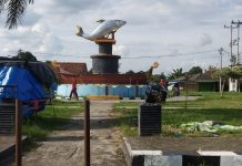 Ikon Kabupaten Tulangbawang Tugu Ikan Jelabat, Banyak Sampah Dan Rumput Liar