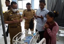 Bupati Mesuji Sulpakar Berikan Kado Spesial Atas Kelahiran Seorang Bayi