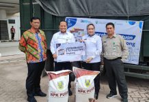 Bupati Winarti Berikan Bantuan Pupuk Kepada Petani Singkong Sekaligus Pembukaan Sekolah Tani
