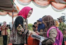 Warga Rawapitu Antusias Menyambut Kehadiran Bupati Winarti