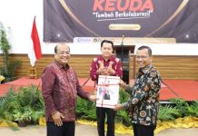 Dirjen Bina Keuangan Daerah Kemendagri Berikan Penghargaan Pegawai Teladan, BerAKHLAK dan Berprestasi