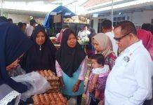 Bupati Mesuji Drs Sulpakar MM Hadiri Pasar Murah Didesa Gedungboga