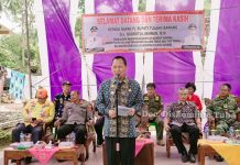 Penjabat Bupati Tulang Bawang Drs Qudrotul Ikhwan MM Menyerahkan Cadangan Beras Pemerintah di Kampung Bujung Tenuk