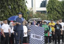 Pj. Bupati Tulang Bawang Drs. Qudratul Ikhwan, MM Menyerahkan Hadiah Utama Jalan Sehat Pemkab Tuba 2023
