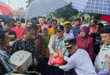 Peduli Korban Bencana Banjir, Pj. Bupati Tulang bawang Bapak Drs Qudrotul Ikhwan MM Bagikan Sembako