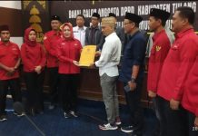 PDI Perjuangan Tulang Bawang Daftarkan Caleg ke KPU Tuba