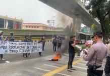 Sambil Bakar Ban, Mahasiswa Desak Penegak Hukum Periksa dan Tangkap Dirut PLN