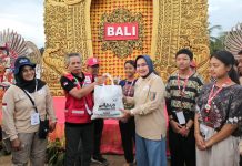 Ibu Riana Sari Arinal Berbagi Souvenir dan Paket Sembako Program Siger kepada Peserta Jumbara PMR Tingkat Nasional IX Tahun 2023