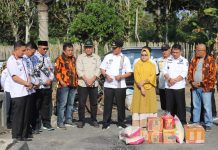 Pj Bupati Lampung Barat Drs. Nukman M.M Menyerahkan Bantuan Musibah Kebakaran