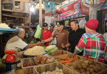 Pj Gubernur Sumsel Agus Fatoni Turun Langsung ke Pasar: Harga Daging Turun, Telur Stabil