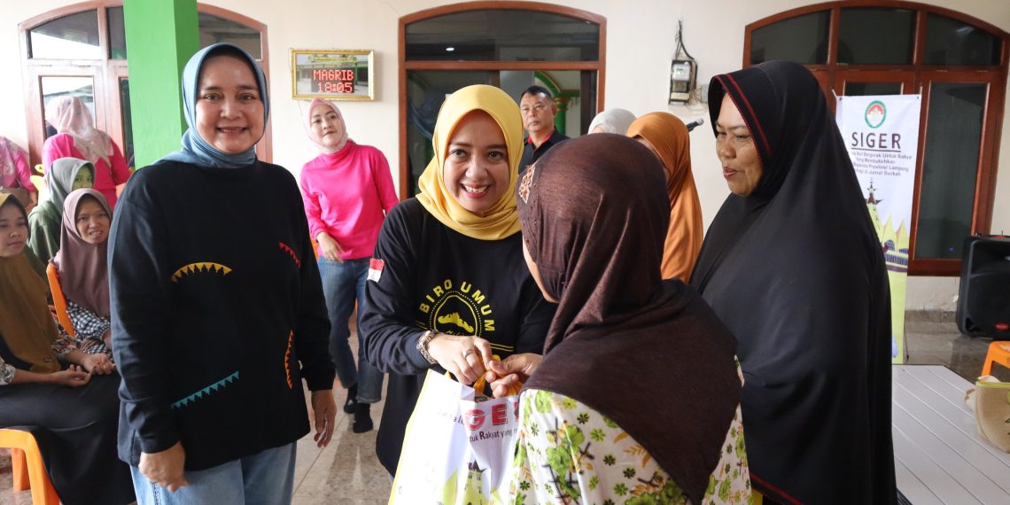 Dharma Wanita Persatuan Provinsi Lampung Salurkan Bantuan untuk Warga Terdampak Banjir, di Rajabasa, Bandarlampung