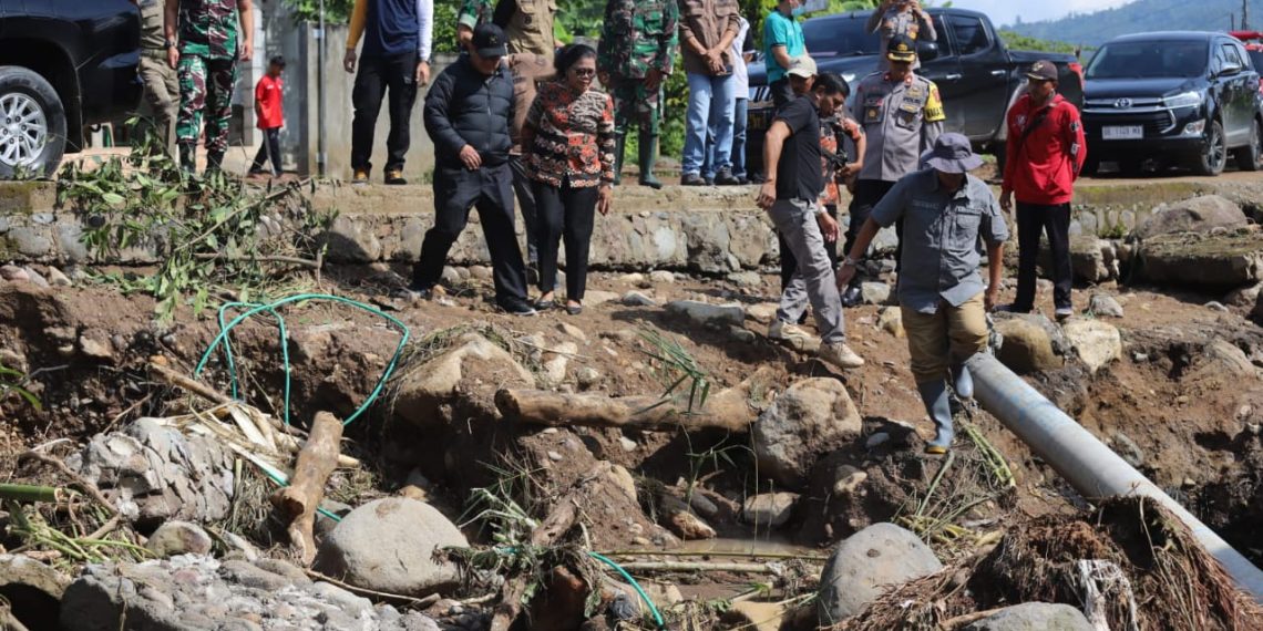 Pj Bupati Bupati Lampung Barat Drs. Nukman M.M Meninjau Puing-puing Sisa Banjir