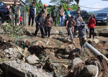 Pj Bupati Bupati Lampung Barat Drs. Nukman M.M Meninjau Puing-puing Sisa Banjir