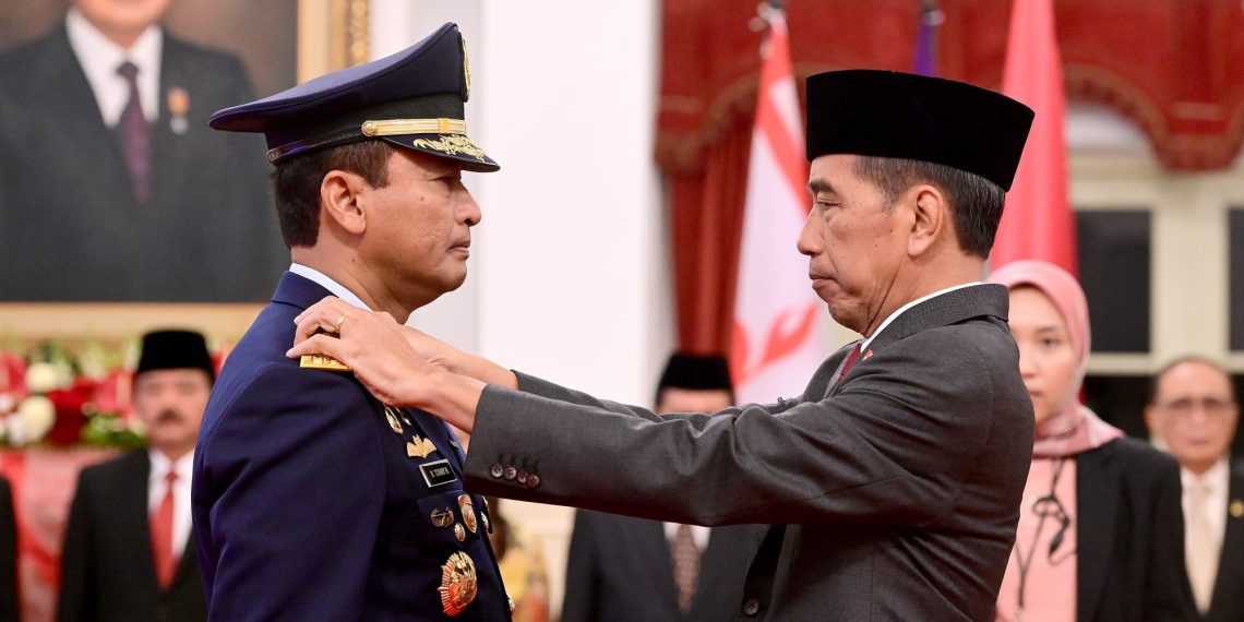 Dipimpin Presiden Jokowi, Menhan Prabowo Hadiri Pelantikan KSAU di Istana Negara