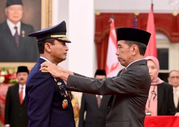 Dipimpin Presiden Jokowi, Menhan Prabowo Hadiri Pelantikan KSAU di Istana Negara
