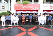 Kenakan Pakaian Adat Lampung, Plt. Sekjen Pimpin Upacara HUT Ke-79 Kemerdekaan RI di Lingkungan Kemendagri dan BNPP