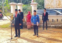 HUT Ke – 79 RI, Bawaslu Lampura Gelar Upacara Bendera, Potong Tumpeng dan Lomba Tradisonal