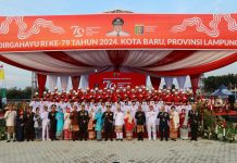 Pj. Gubernur Samsudin Ikuti Upacara Penurunan Bendera dalam Rangka HUT RI ke- 79 di Kota Baru, Upacara Berlangsung Khidmat dan Mendapat Antusiasme Masyarakat Sekitar