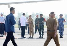 Pj. Gubernur Samsudin Sambut Kedatangan Presiden Joko Widodo di Bandara Raden Intan II dalam Rangka Peresmian Tiga Proyek Strategis Nasional