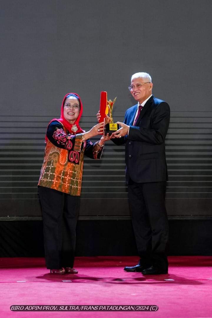 Sekda Sultra Terima Penghargaan Nasional Sebagai Pembina Koperasi Andalan
